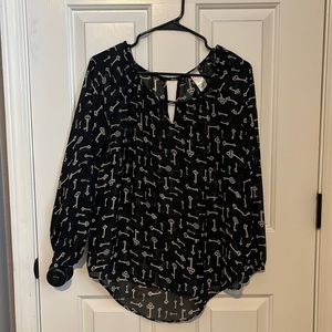 Sheer key patterned  top.